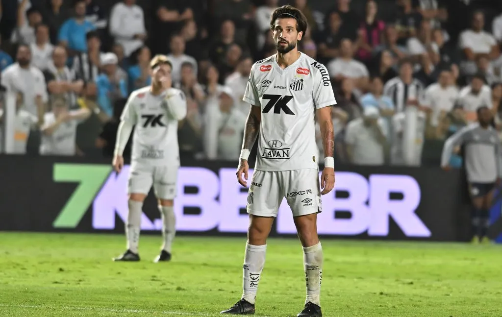 Lautaro Diaz jogador do Santos durante partida contra o Gremio no estadio Vila Belmiro pelo campeonato Brasileiro A 2025. Foto: Jota Erre/AGIF