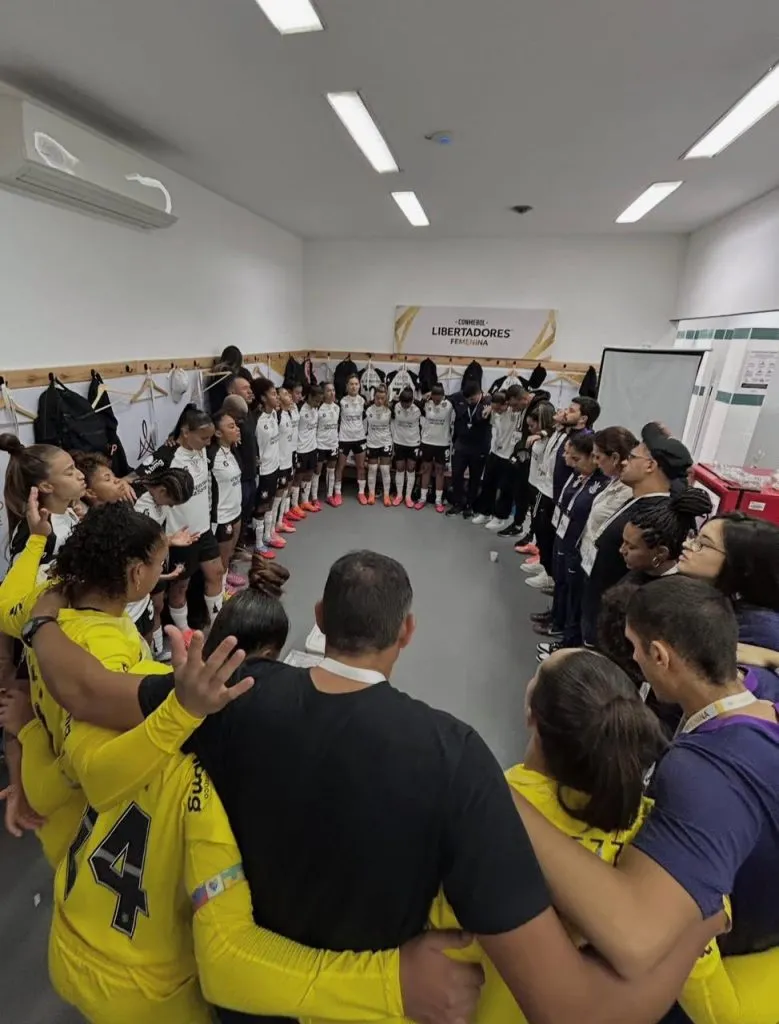 Equipe do Corinthians antes da estreia na Libertadores. Foto: reprodução/Instagram/@corinthiansfutebolfeminino