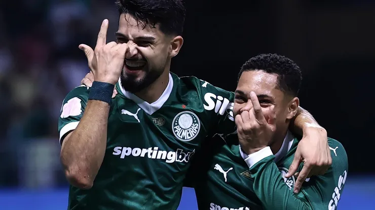 Vitor Roque jogador do Palmeiras comemora seu gol com Flaco Lopez jogador da sua equipe durante partida contra o Vasco no estadio Arena Allianz Parque pelo campeonato Brasileiro A 2025. Foto: Marcello Zambrana/AGIF
