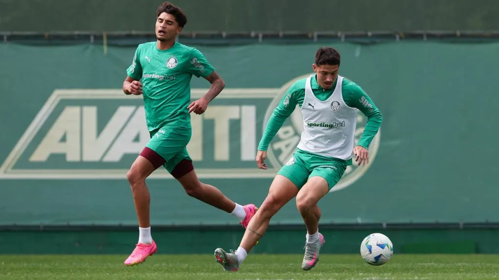 Larson e Emiliano Martínez (D), da SE Palmeiras, durante treinamento, na Academia de Futebol. (Foto: Cesar Greco/Palmeiras/by Canon)
