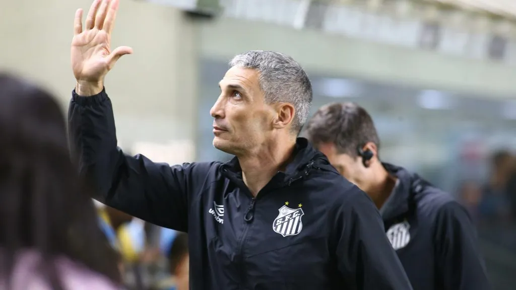 Vojvoda tecnico do Santos durante partida contra o Gremio no estadio Vila Belmiro pelo campeonato Brasileiro A 2025. Foto: Mauricio De Souza/AGIF