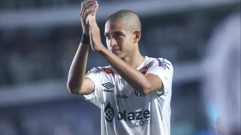 Vinicius Lira jogador do Santos deixa o campo apos partida contra o Sao Paulo no estadio Vila Belmiro pelo campeonato Paulista 2025. Foto: Reinaldo Campos/AGIF