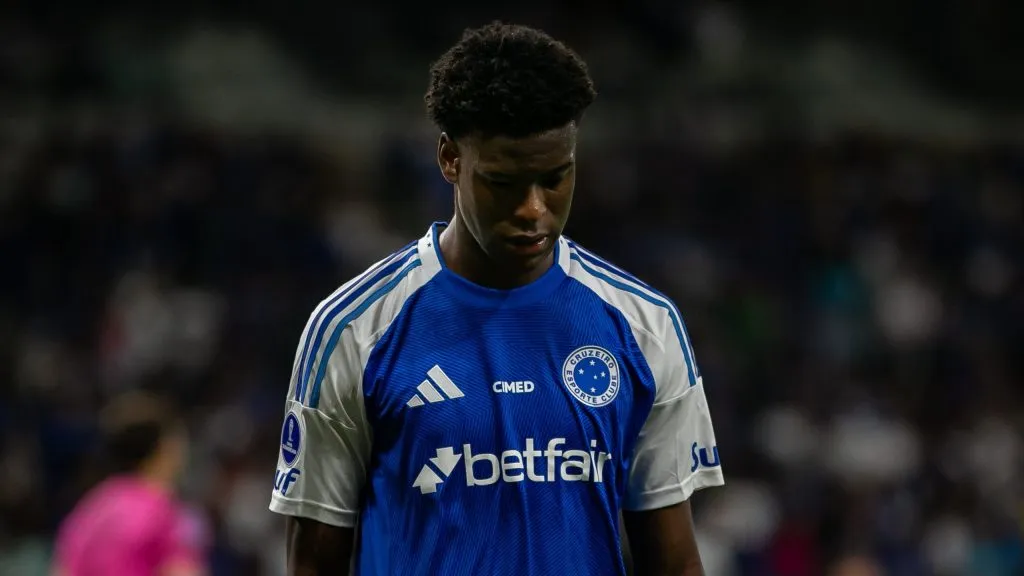 Jonathan Jesus jogador do Cruzeiro durante partida contra o Union Santa Fe no estadio Mineirao pelo campeonato Copa Sul-americana 2025. Foto: Fernando Moreno/AGIF