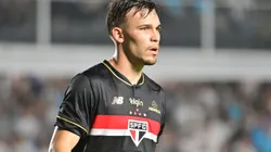 Felipe Negrucci jogador do Sao Paulo durante partida contra o Santos no estadio Vila Belmiro pelo campeonato Brasileiro A 2025. Foto: Jota Erre/AGIF