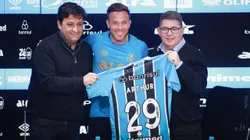 Arthur jogador do Gremio posa para fotos com o Presidente Alberto Guerra e o Vice-Presidente de Futebol Alexandre Rossato durante em coletiva de imprensa realizada no Arena do Gremio. Foto: Maxi Franzoi/AGIF