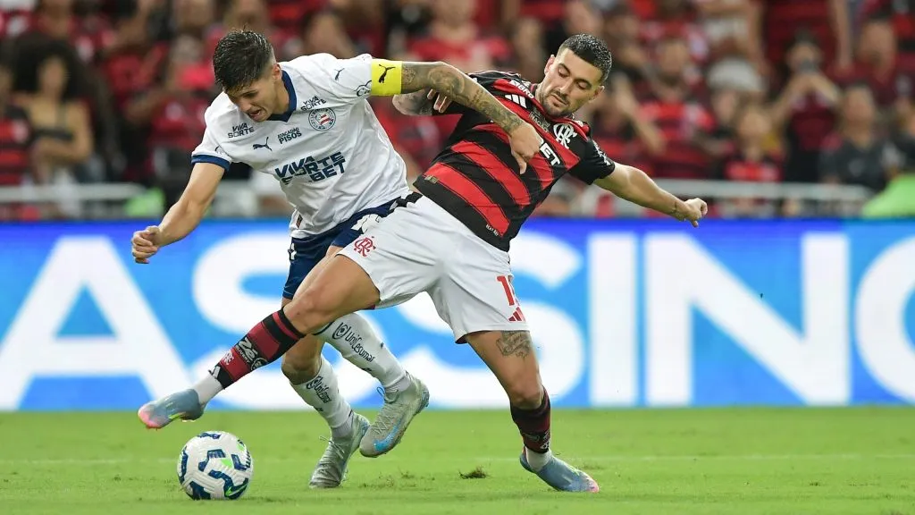 Arrascaeta, jogador do Flamengo, disputa lance com Ramos Mingo jogador, do Bahia, durante partida no estadio Maracana pelo campeonato Brasileiro A 2025. Foto: Thiago Ribeiro/AGIF