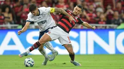RJ - RIO DE JANEIRO - 10/05/2025 - BRASILEIRO A 2025, FLAMENGO X BAHIA - Arrascaeta jogador do Flamengo disputa lance com Ramos Mingo jogador do Bahia durante partida no estadio Maracana pelo campeonato Brasileiro A 2025. Foto: Thiago Ribeiro/AGIF