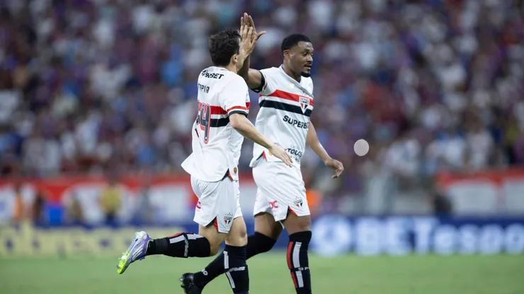 tapia jogador do Sao Paulo comemora seu gol durante partida contra o Fortaleza no estadio Arena Castelao pelo campeonato Brasileiro A 2025. Foto: Baggio Rodrigues/AGIF