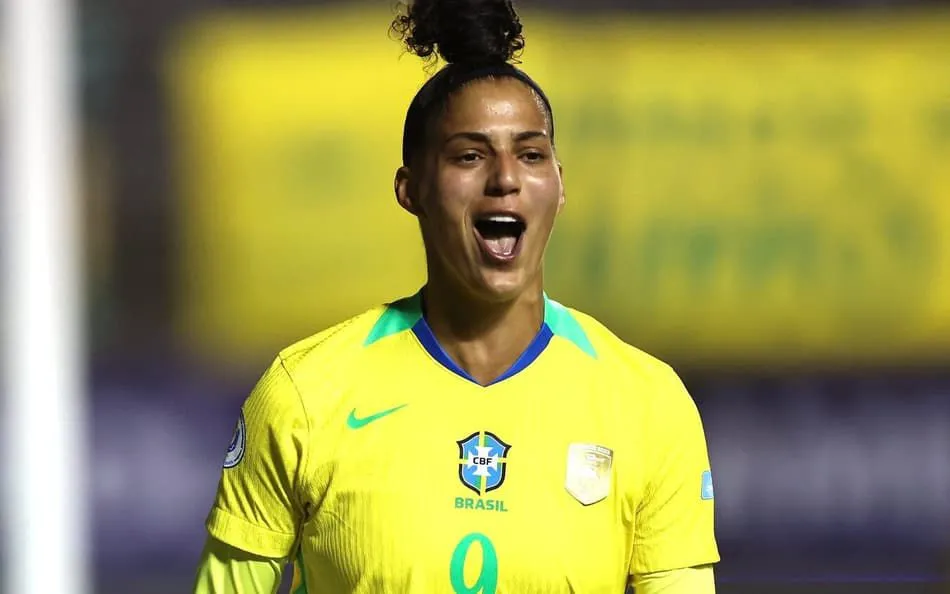 Amanda Gutierres com a Amarelinha. Foto: Lívia Villas Boas/CBF