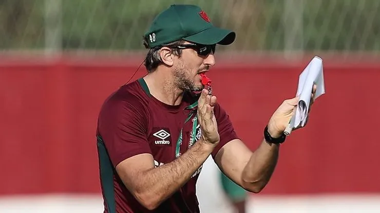 Zubeldía em treino no CT Carlos Catilho