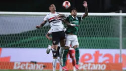 Facundo Torres, jogador do Palmeiras, disputa lance com Luciano jogador do Sao Paulo durante partida no estadio Arena Allianz Parque pelo campeonato Paulista 2025. Foto: Ettore Chiereguini/AGIF