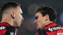 Ortiz durante jogo do Fla ao lado de Pedro.