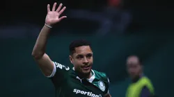 Vitor Roque comemora gol pelo Alviverde