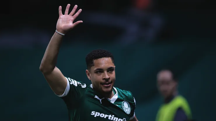 Vitor Roque comemora gol pelo Alviverde