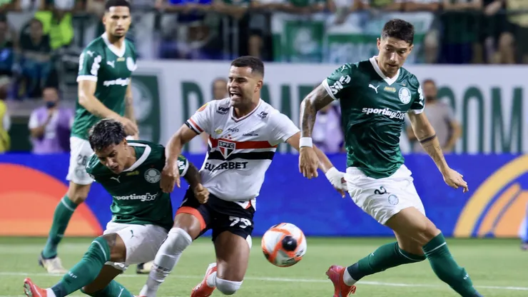 Facundo Torres, jogador do Palmeiras, disputa lance com Alisson jogador do Sao Paulo durante partida no estadio Arena Allianz Parque pelo campeonato Paulista 2025. Foto: Marcello Zambrana/AGIF