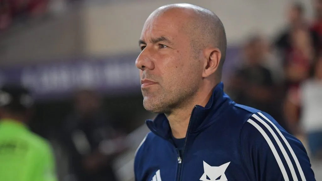 Leonardo Jardim, técnico do Cruzeiro, durante partida contra o Flamengo no estadio Maracana pelo campeonato Brasileiro A 2025. Foto: Thiago Ribeiro/AGIF