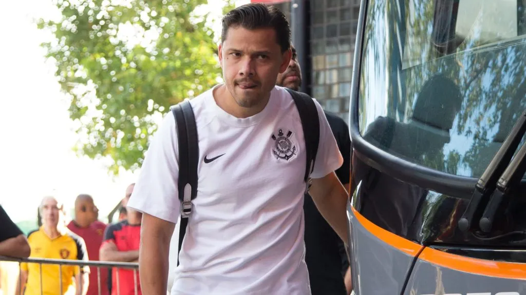 Romero chegando para partida. Foto: Marlon Costa/AGIF