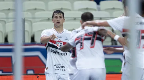 Tapia jogador do Sao Paulo comemora seu gol durante partida contra o Fortaleza no estadio Arena Castelao pelo campeonato Brasileiro A 2025. Foto: Baggio Rodrigues/AGIF
