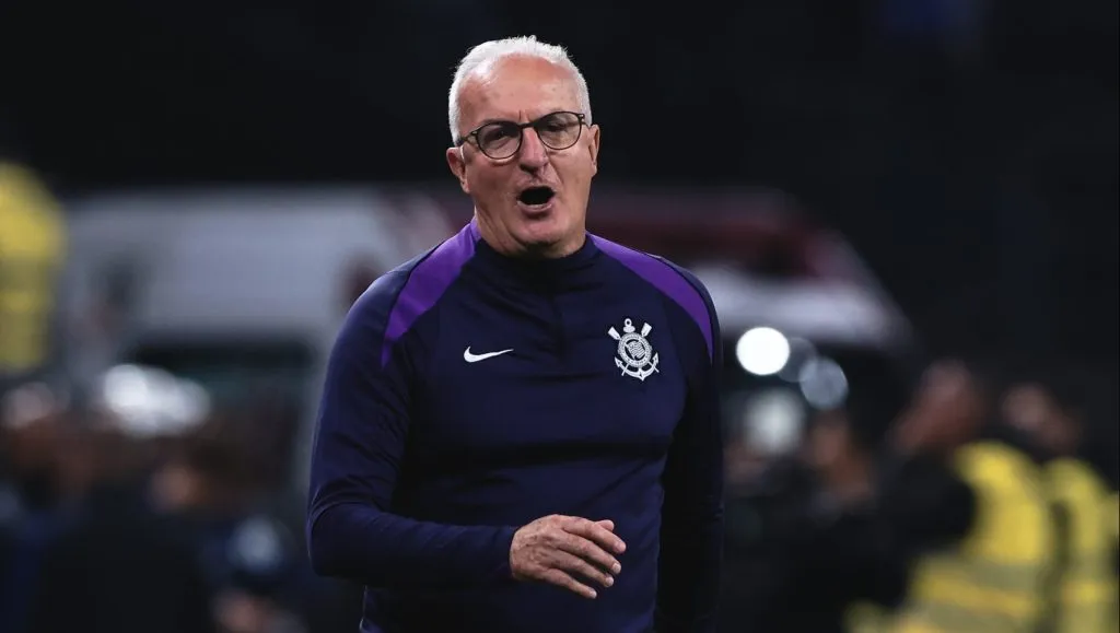 Dorival Jr. tecnico do Corinthians reclama com a arbitragem durante partida contra o Flamengo no estadio Arena Corinthians pelo campeonato Brasileiro A 2025. Foto: Ettore Chiereguini/AGIF