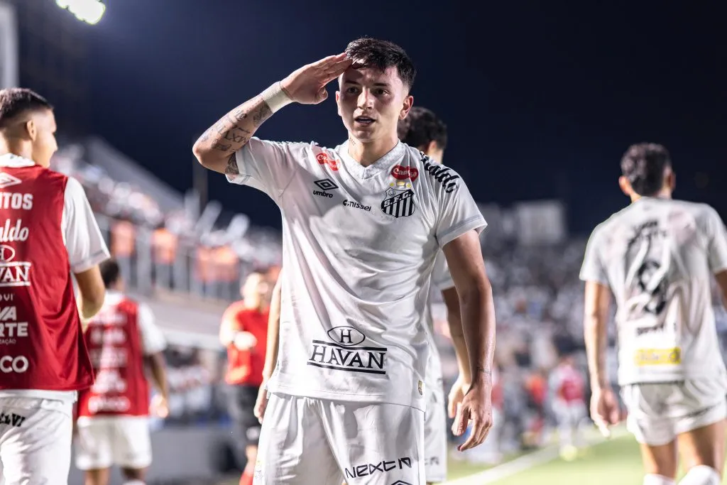 Alvaro Barreal jogador do Santos durante partida contra o Atletico-MG no estadio Vila Belmiro pelo campeonato Brasileiro A 2025. Foto: Abner Dourado/AGIF