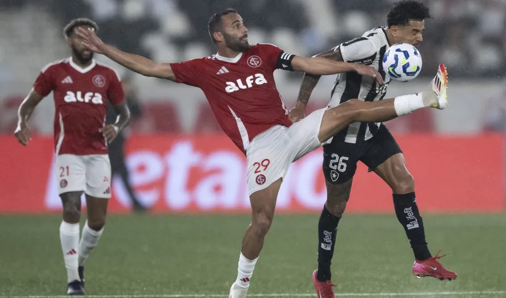 Thiago Maia durante partida entre Botafogo X Inter no 1º turno do Brasileirão – Foto: Jorge Rodrigues/AGIF