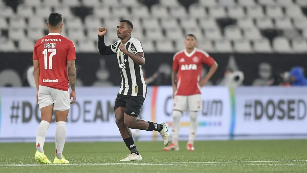 Cuiabano jogador do Botafogo comemora seu gol durante partida contra o Internacional no estadio Engenhao pelo campeonato Brasileiro A 2025. Foto: Thiago Ribeiro/AGIF