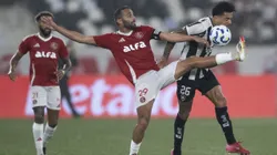 Gregore jogador do Botafogo disputa lance com Thiago Maia jogador do Internacional durante partida no estadio Engenhao pelo campeonato Brasileiro A 2025. Foto: Jorge Rodrigues/AGIF