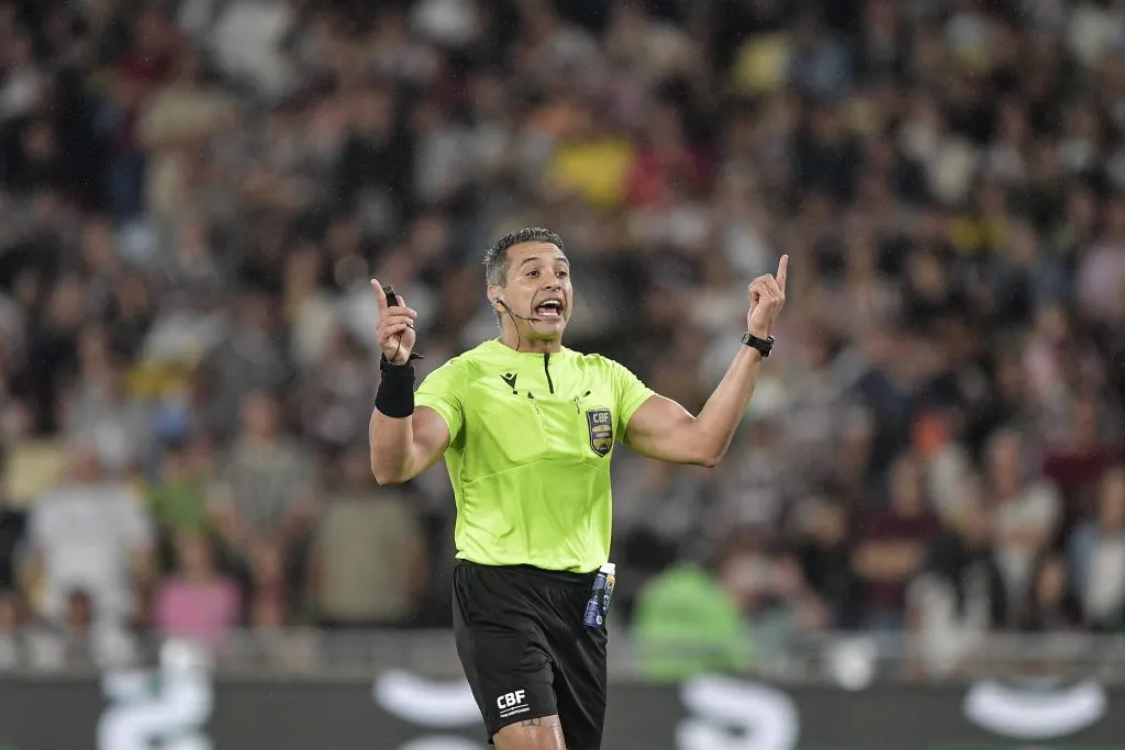 O arbitro Felipe Fernandes de Lima durante partida entre Fluminense e Corinthians no estadio Maracana pelo campeonato Brasileiro A 2025. Foto: Thiago Ribeiro/AGIF