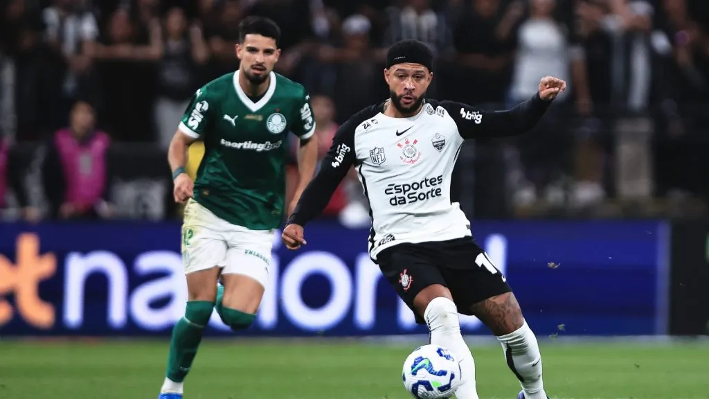 Memphis Depay jogador do Corinthians durante partida contra o Palmeiras no estadio Arena Corinthians pelo campeonato Brasileiro A 2025. Foto: Ettore Chiereguini/AGIF