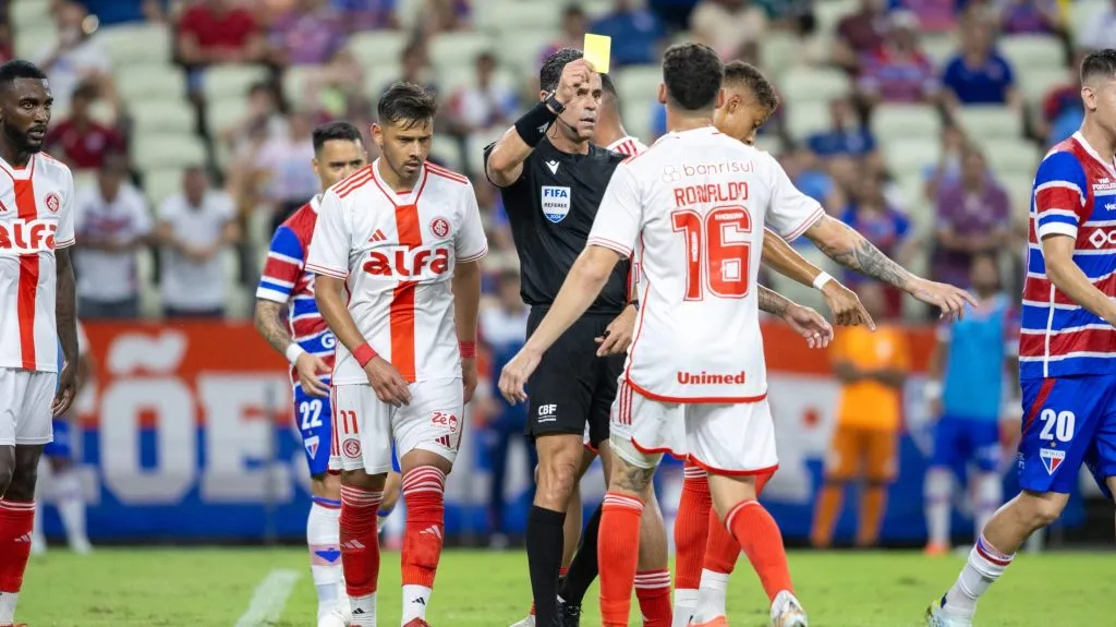 Jogadores do Inter reclamando. Foto: Baggio Rodrigues/AGIF