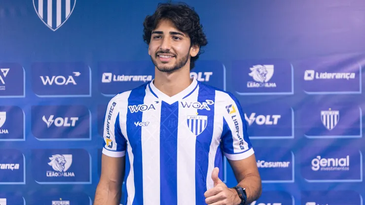 JP posa para fotos durante sua apresentacao oficial como jogador do Avai em coletiva de imprensa realizada na Ressacada. Foto: Beno Kuster/AGIF