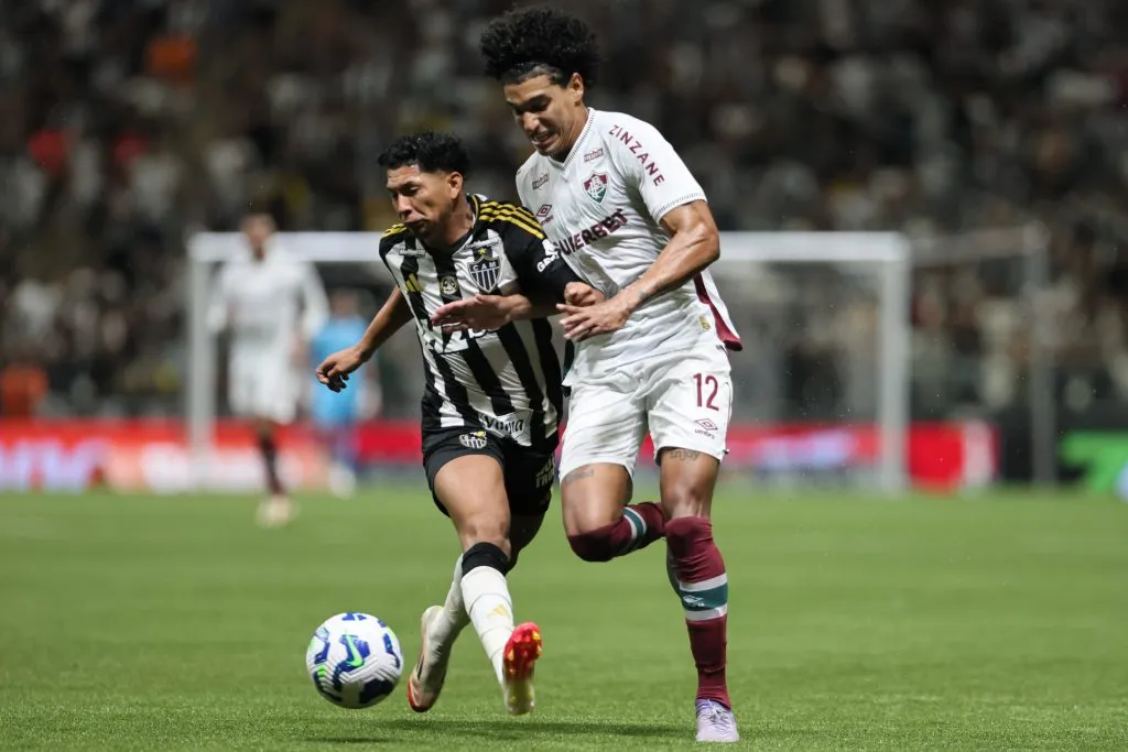 Rony jogador do Atletico-MG disputa lance com Gabriel Fuentes jogador do Fluminense durante partida no estadio Arena MRV pelo campeonato Brasileiro A 2025. Foto: Gilson Lobo/AGIF