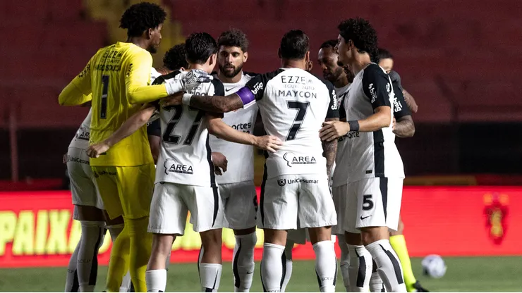 Jogadores antes da partida contra o Sport.