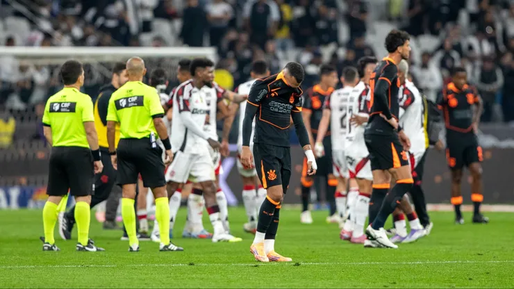 Jogadores do Flamengo comemoram vitoria ao final da partida contra o Corinthians no estadio Arena Corinthians pelo campeonato Brasileiro A 2025. Foto: Joisel Amaral/AGIF