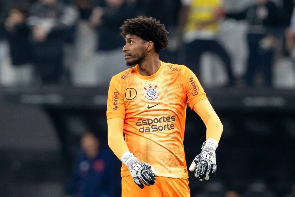 Hugo Souza já é baixa confirmada contra o Santos. Foto: Joisel Amaral/AGIF