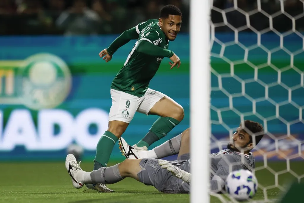 Vitor Roque do Palmeiras marcando gol no Rafael do Sao Paulo – (Photo by Miguel Schincariol/Getty Images)