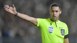 RJ - RIO DE JANEIRO - 27/09/2025 - BRASILEIRO A 2025, VASCO X CRUZEIRO - O arbitro Rodrigo Jose Pereira de Lima durante partida entre Vasco e Cruzeiro no estadio Sao Januario pelo campeonato Brasileiro A 2025. Foto: Thiago Ribeiro/AGIF