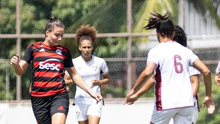 Jogadoras do Flamengo e Fluminense no jogo de ida da final do Carioca Feminino Sub-20