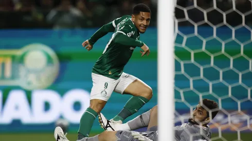 Vitor Roque do Palmeiras marcando gol no Rafael do Sao Paulo - (Photo by Miguel Schincariol/Getty Images)