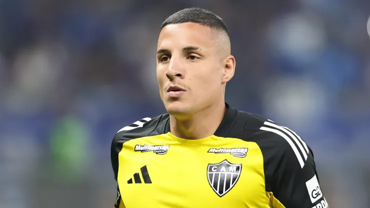 Guilherme Arana jogador do Atletico-MG durante aquecimento antes da partida contra o Cruzeiro no estadio Mineirao pelo campeonato Copa Do Brasil 2025. Foto: Gilson Lobo/AGIF