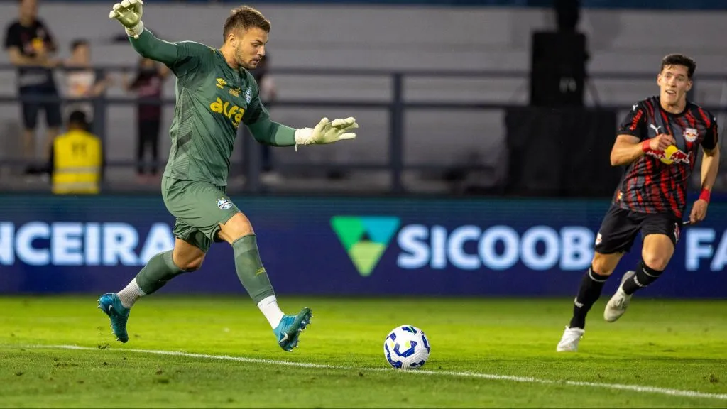 Gabriel Grando, goleiro do Grêmio, durante partida contra o Bragantino no estadio Cicero De Souza Marques pelo campeonato Brasileiro A 2025. Foto: Joisel Amaral/AGIF