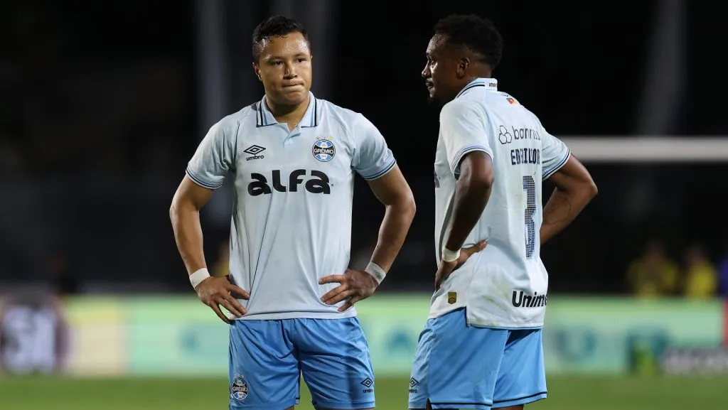 Marlon, lateral do Grêmio em partida pelo campeonato brasileiro (Foto: Wagner Meier/Getty Images)