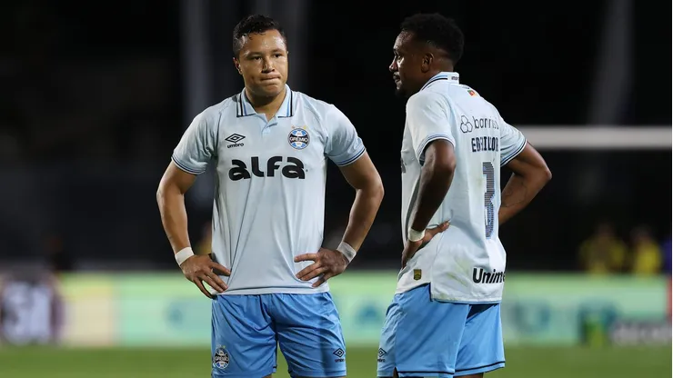 Marlon, lateral do Grêmio em partida pelo campeonato brasileiro (Foto: Wagner Meier/Getty Images)