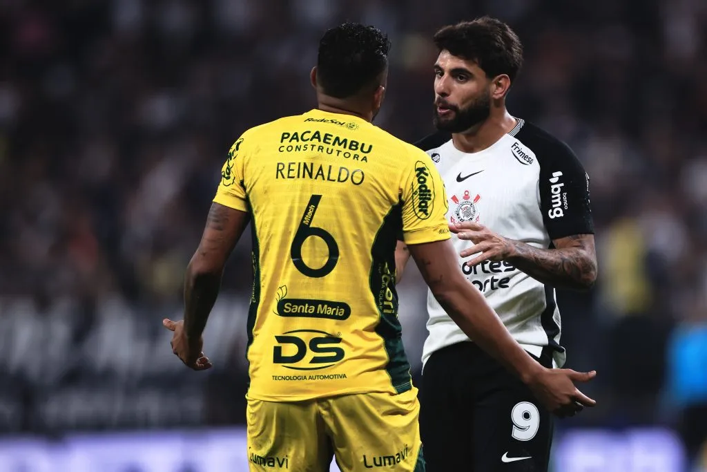 Yuri Alberto conversa com lateral Reinaldo. Foto: Ettore Chiereguini/AGIF