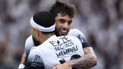 Memphis Depay, jogador do Corinthians, comemora seu gol com Yuri Alberto jogador da sua equipe durante partida contra o Sport no estadio Arena Corinthians pelo campeonato Brasileiro A 2025. Foto: Marcello Zambrana/AGIF