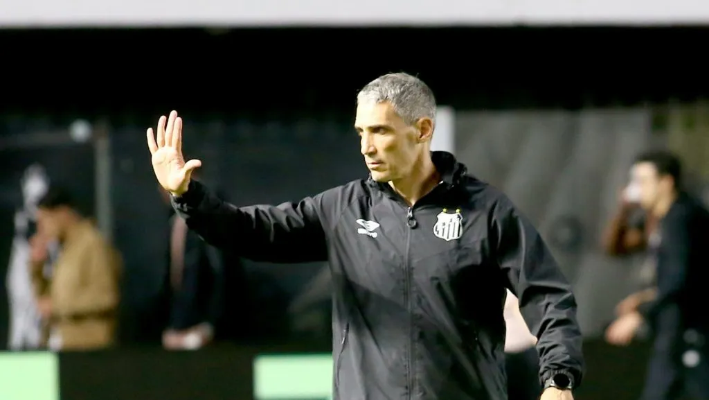 SP – SANTOS – 01/10/2025 – BRASILEIRO A 2025, SANTOS X GREMIO – Vojvoda tecnico do Santos durante partida contra o Gremio no estadio Vila Belmiro pelo campeonato Brasileiro A 2025. Foto: Mauricio De Souza/AGIF
