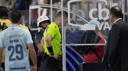 Lucas Casagrande faz consulta ao VAR durante partida entre Bragantino e Grêmio - Foto: Joisel Amaral/AGIF