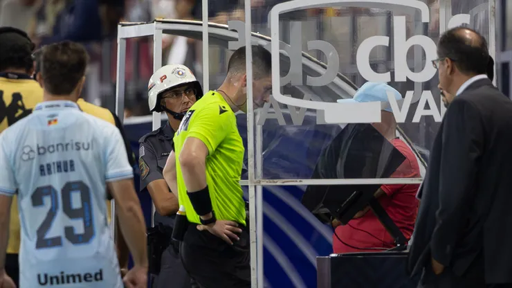 Lucas Casagrande faz consulta ao VAR durante partida entre Bragantino e Grêmio - Foto: Joisel Amaral/AGIF