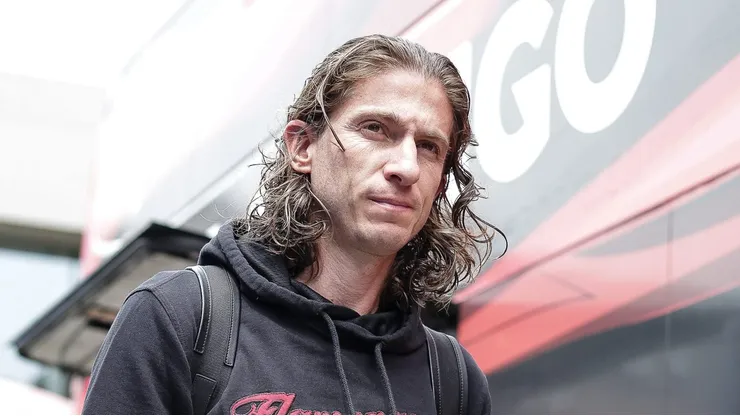 Filipe Luís durante embarque da delegação para Salvador