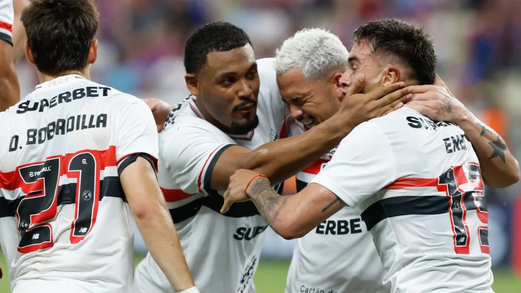 Luciano com a camisa do São Paulo - Foto: Rubens Chiri/São Paulo FC